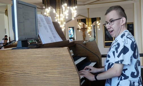 Szczęśliwy Artur przy organach janowickiego kościoła.