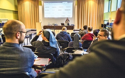 Studia na AKW to szansa nie tylko na pogłębienie wiary, ale także nabycie umiejętności, które mogą przydać się w pracy w wielu dziedzinach.