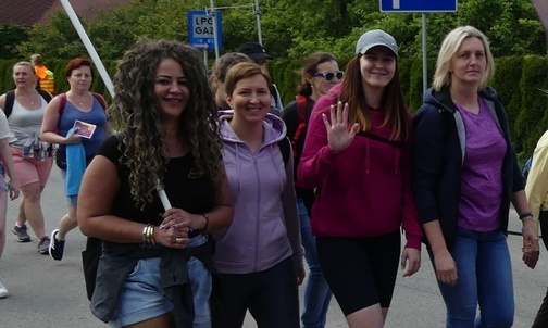 Tegoroczni pielgrzymi kalwaryjscy, którzy wyszli z kościoła Przemienienia Pańskiego w Węgierskiej Górce.