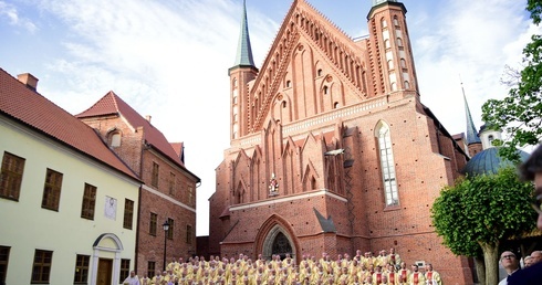 Frombork. Modlitwa biskupów nad grobem Mikołaja Kopernika