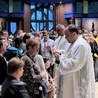 Tychy. Wprowadzenie relikwii św. Szarbela i inauguracja nowej wspólnoty
