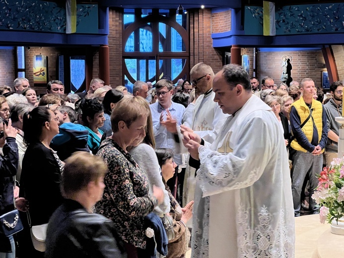 Tychy. Wprowadzenie relikwii św. Szarbela i inauguracja nowej wspólnoty
