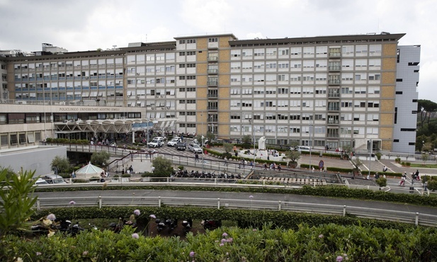 Papież odwiedził oddział onkologiczny dla dzieci w klinice Gemelli