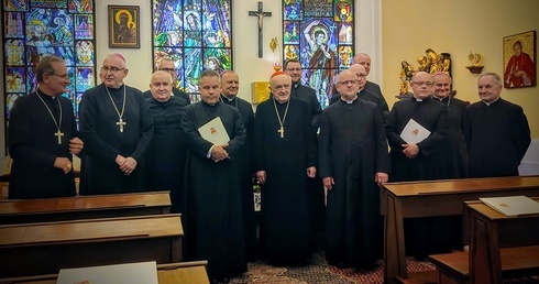 Kard. Kazimierz Nycz wręczył dekrety siedmiu nowym proboszczom