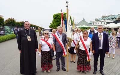 Nasi pielgrzymi ze swoim kapelanem ks. Mariuszem Pałganem.