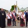 Nasi pielgrzymi ze swoim kapelanem ks. Mariuszem Pałganem.