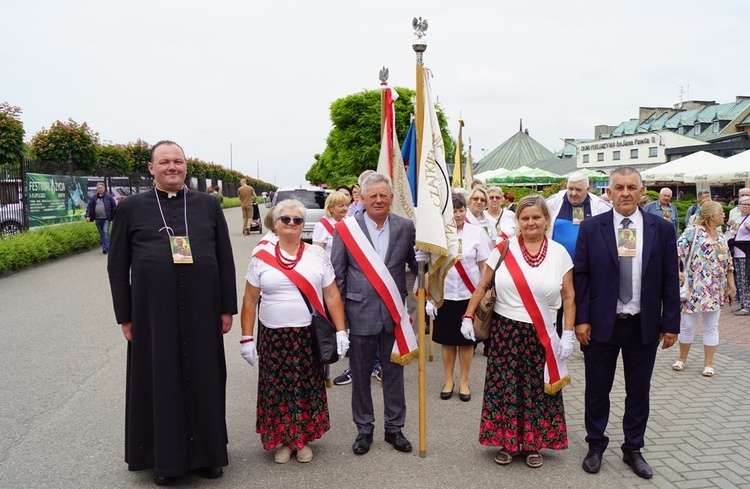 Nasi pielgrzymi ze swoim kapelanem ks. Mariuszem Pałganem.