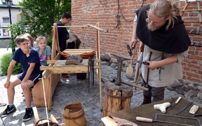 O pracy średniowiecznego kowala opowiada Mikołaj Makowski z Grupy Rekonstrukcji  Historycznej Kuźnia Borzywoj.