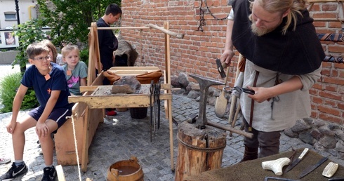 O pracy średniowiecznego kowala opowiada Mikołaj Makowski z Grupy Rekonstrukcji  Historycznej Kuźnia Borzywoj.