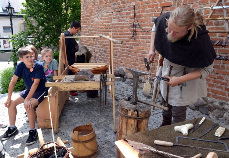 O pracy średniowiecznego kowala opowiada Mikołaj Makowski z Grupy Rekonstrukcji  Historycznej Kuźnia Borzywoj.