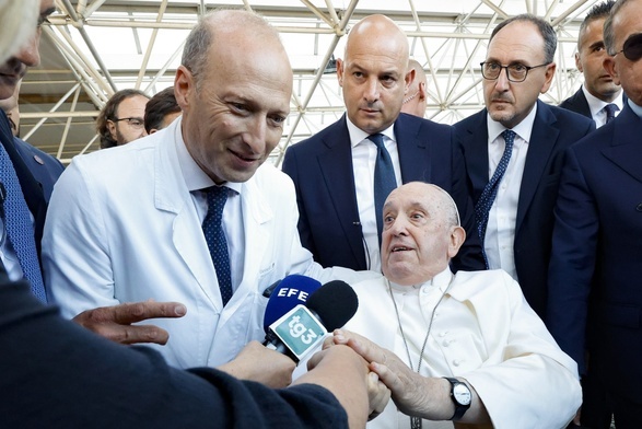 Papież został wypisany ze szpitala: „wraca silniejszy i w lepszej formie”