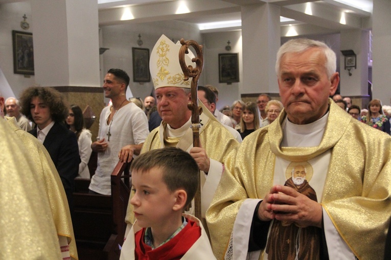 Jubileusz metropolity i bierzmowanie w Mirkowie