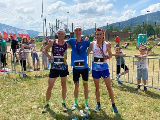 Trójka najlepszych biegaczy 5. edycji Biegu Frassatiego: Gabriel Kuropatwa, Daniel Dulski i Sylwester Lepiarz