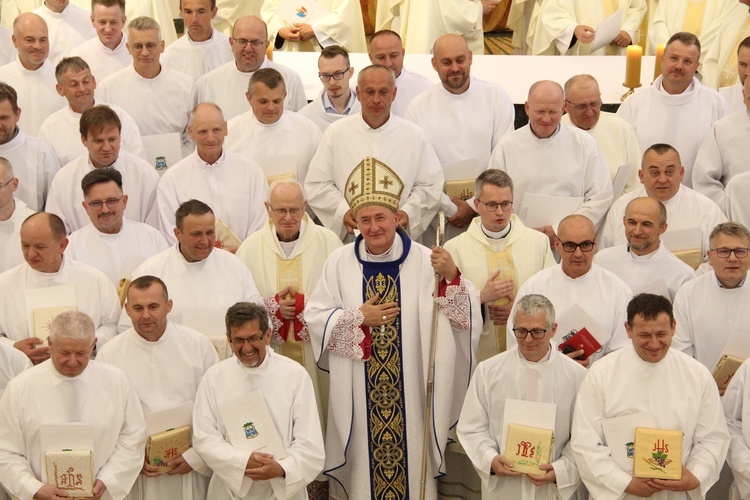 Tarnów. Błogosławieństwo nadzwyczajnych szafarzy Komunii św.