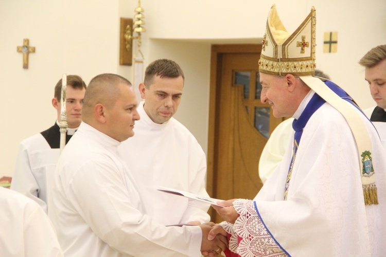 Tarnów. Błogosławieństwo nadzwyczajnych szafarzy Komunii św.