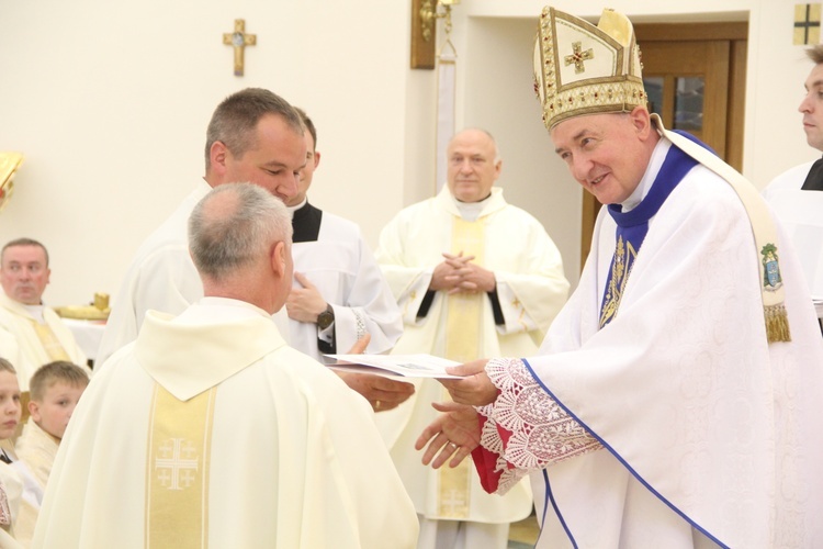 Tarnów. Błogosławieństwo nadzwyczajnych szafarzy Komunii św.