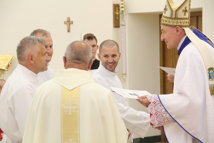 Tarnów. Błogosławieństwo nadzwyczajnych szafarzy Komunii św.