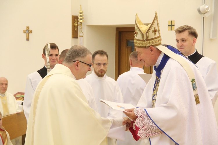 Tarnów. Błogosławieństwo nadzwyczajnych szafarzy Komunii św.