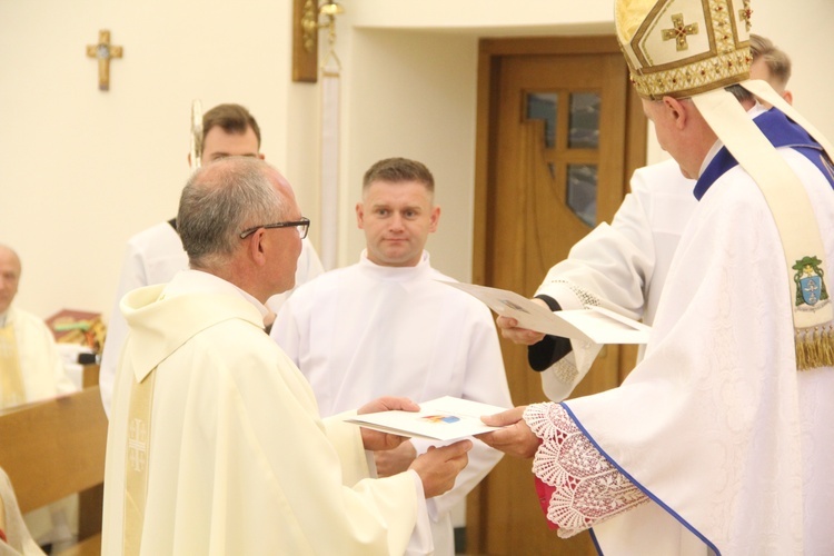 Tarnów. Błogosławieństwo nadzwyczajnych szafarzy Komunii św.