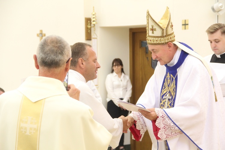 Tarnów. Błogosławieństwo nadzwyczajnych szafarzy Komunii św.