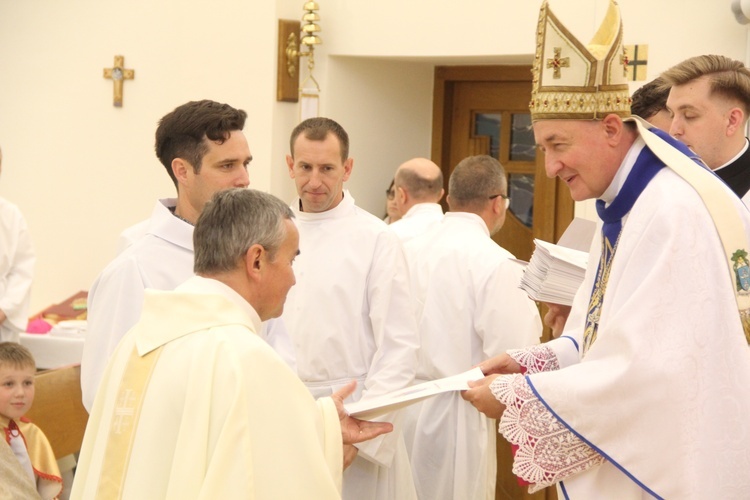 Tarnów. Błogosławieństwo nadzwyczajnych szafarzy Komunii św.