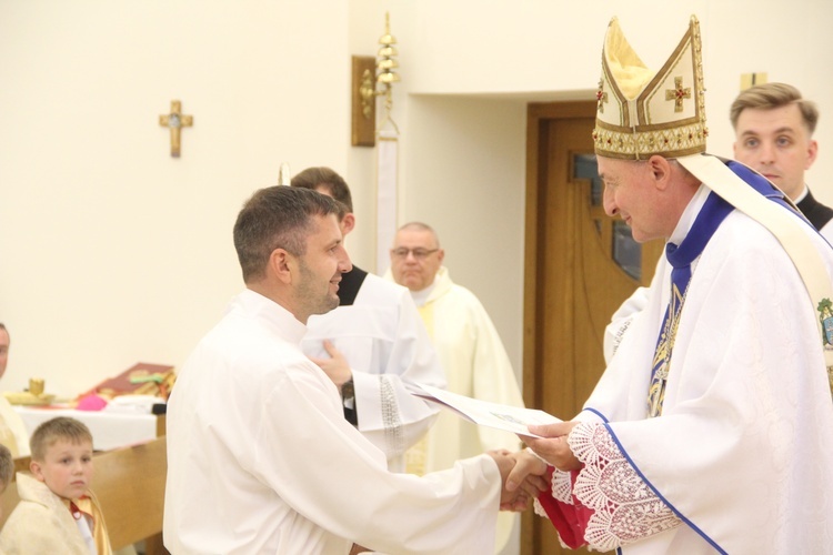 Tarnów. Błogosławieństwo nadzwyczajnych szafarzy Komunii św.