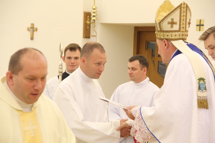 Tarnów. Błogosławieństwo nadzwyczajnych szafarzy Komunii św.