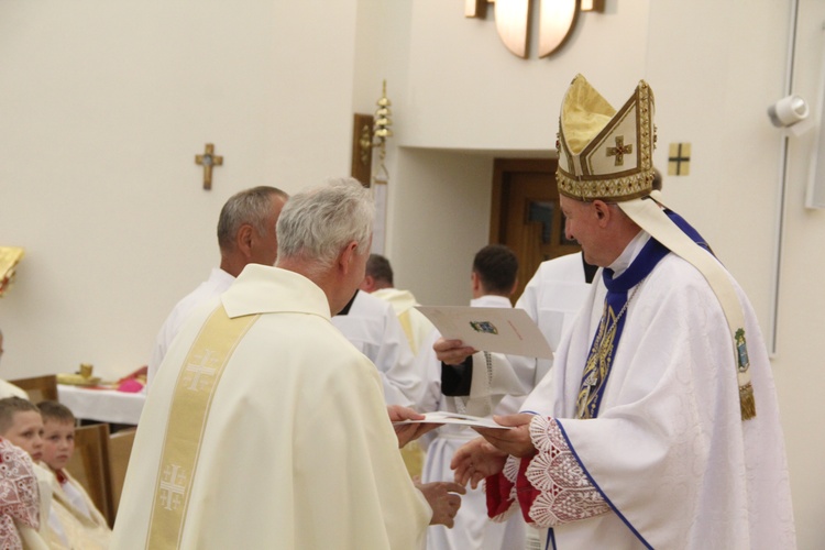 Tarnów. Błogosławieństwo nadzwyczajnych szafarzy Komunii św.