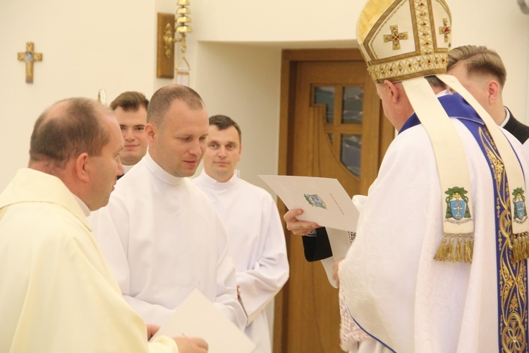 Tarnów. Błogosławieństwo nadzwyczajnych szafarzy Komunii św.