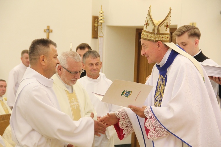 Tarnów. Błogosławieństwo nadzwyczajnych szafarzy Komunii św.