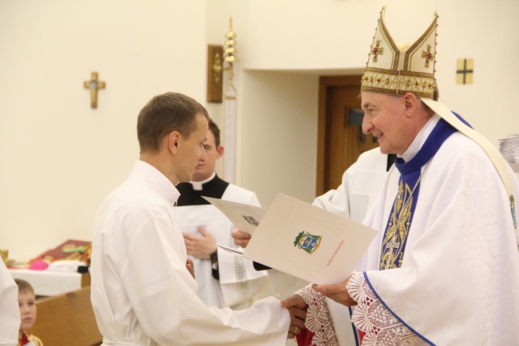 Tarnów. Błogosławieństwo nadzwyczajnych szafarzy Komunii św.