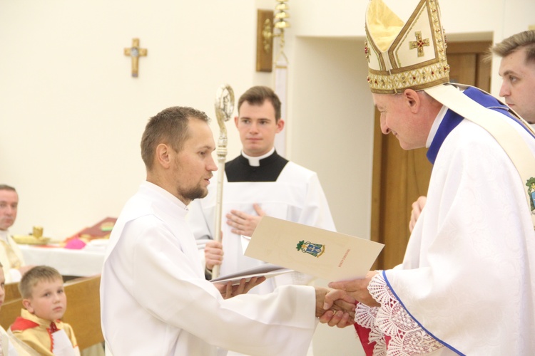 Tarnów. Błogosławieństwo nadzwyczajnych szafarzy Komunii św.