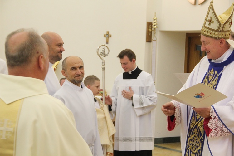 Tarnów. Błogosławieństwo nadzwyczajnych szafarzy Komunii św.