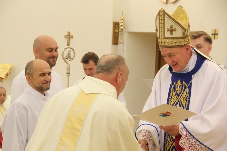 Tarnów. Błogosławieństwo nadzwyczajnych szafarzy Komunii św.