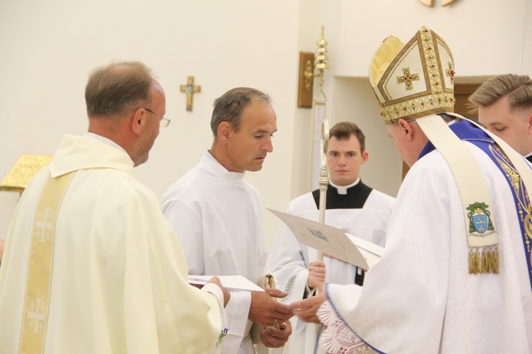 Tarnów. Błogosławieństwo nadzwyczajnych szafarzy Komunii św.