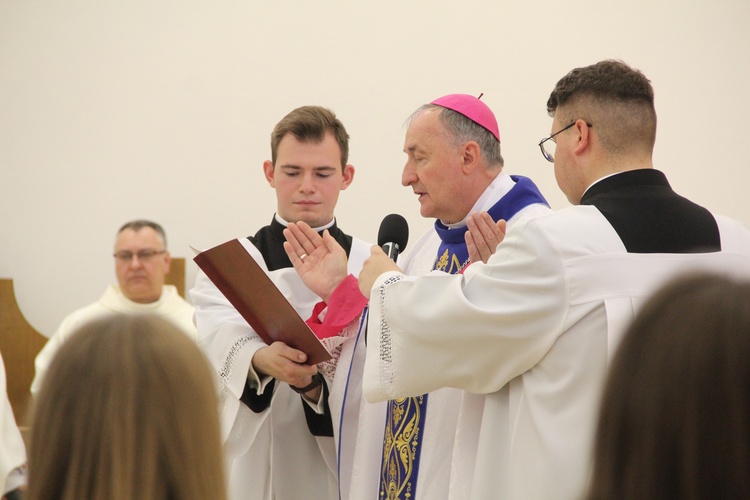 Tarnów. Błogosławieństwo nadzwyczajnych szafarzy Komunii św.