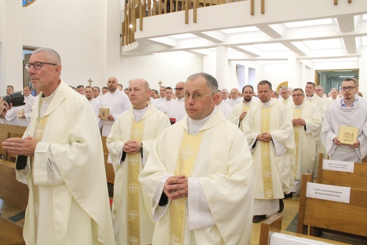 Tarnów. Błogosławieństwo nadzwyczajnych szafarzy Komunii św.