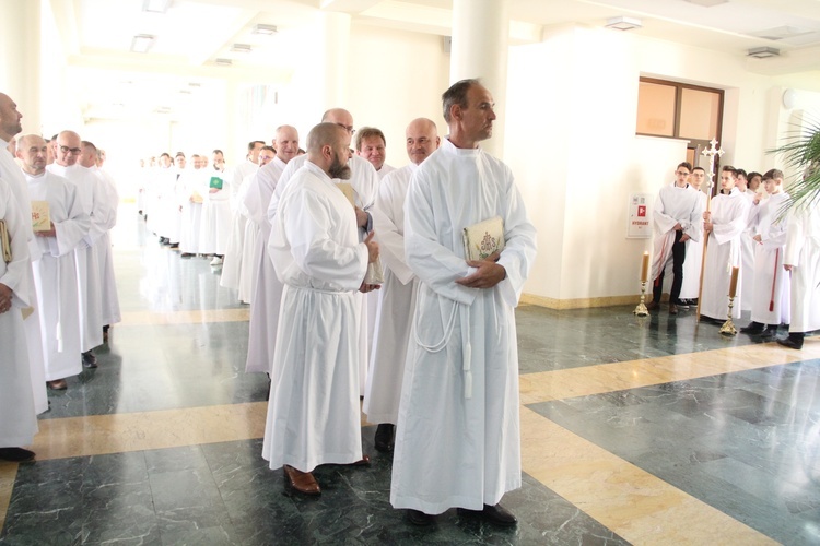 Tarnów. Błogosławieństwo nadzwyczajnych szafarzy Komunii św.