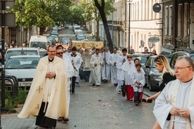 Wrzeszczańskimi ulicami, manifestując swoją wiarę, przeszło kilkuset wiernych.