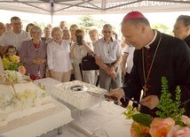 Rocznicowy tort, którym częstowali się uczestnicy uroczystości, pokroił bp Marek Solarczyk.