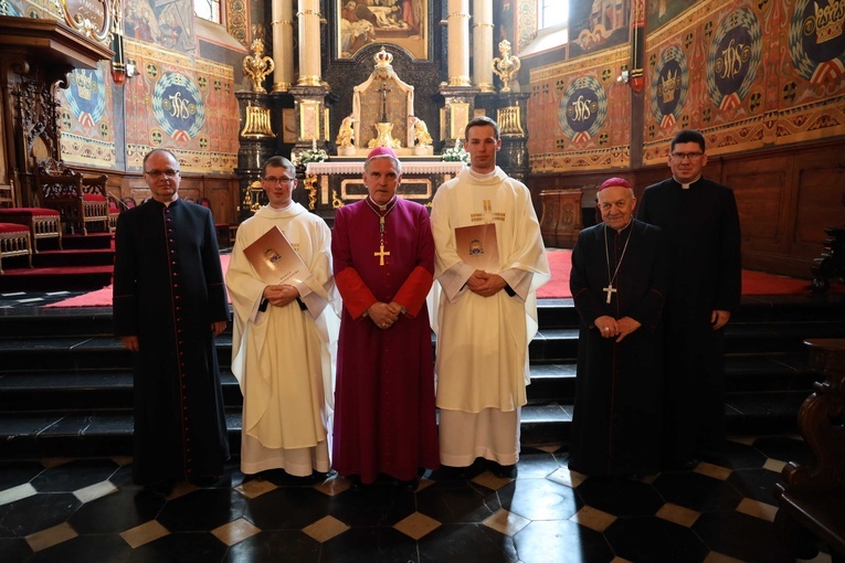 Nowi księża wraz z księżmi biskupami i przełożonymi seminaryjnymi.