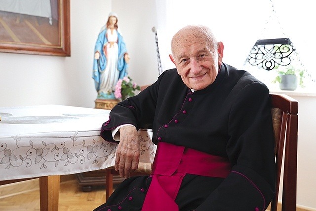 	Duchowny jest prałatem Kapituły Konkatedralnej w Stalowej Woli i kapelanem honorowym jego świątobliwości.
