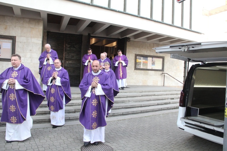 Tarnów. Ostatnie pożegnanie ks. Michała Drożdża