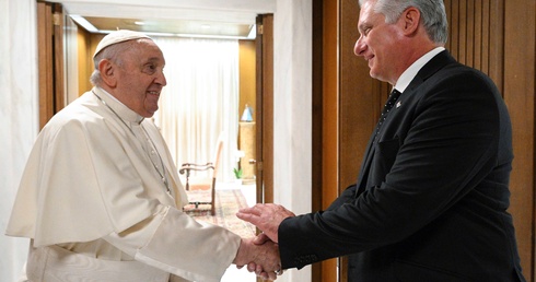 Papież przyznał, że wciąż odczuwa skutki narkozy z operacji jamy brzusznej