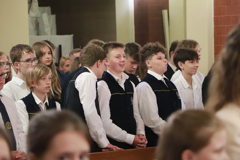 Msza św. na zakończenie roku szkolnego w Zespole Szkół im. ks. Konarskiego w Skierniewicach