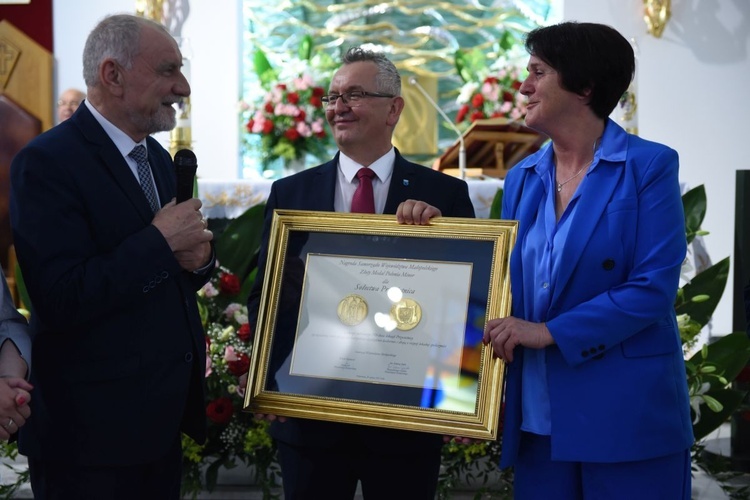 Medal Polonia Minor dla Przysietnicy odbiera sołtys Bożena Ogorzały.