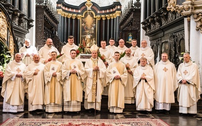 Nowi diakoni wraz z bp. Piotrem Przyborkiem, moderatorami GSD i kapłanami diecezjalnymi.