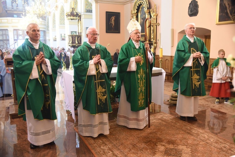 Poświęcenie odnowionego kościoła w Oleśnie