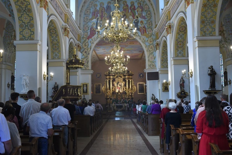 Poświęcenie odnowionego kościoła w Oleśnie