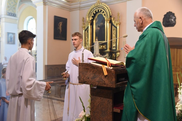 Poświęcenie odnowionego kościoła w Oleśnie